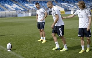 Real Madrid's Bale, Benzema, Modric and Jese show amazing rugby skills!