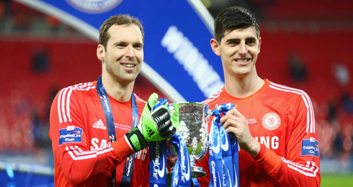 Petr Cech hoists the Capital One Cup