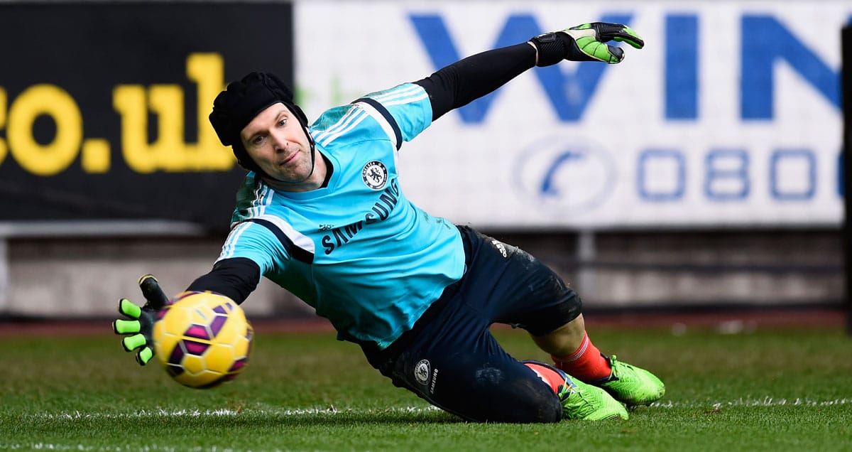 Petr-Cech-dives-in-Chelsea-warm-up