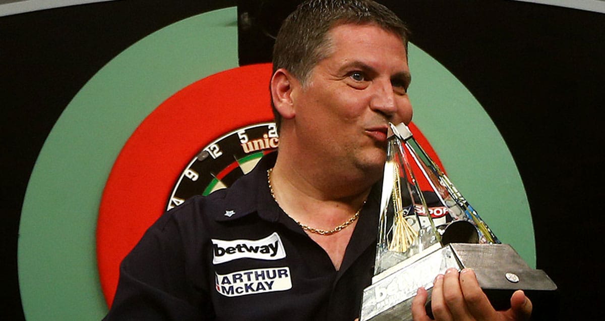 Gary Anderson plants a smacker on the Premier League Darts pyramid